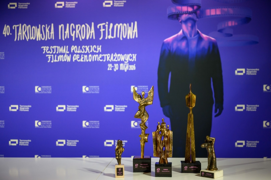 na zdjęciu statuetki TNF